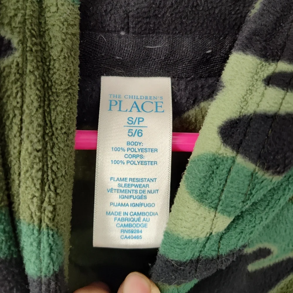 The Children's Place Green Camouflage Hooded One Piece Pajamas Size Boys Small
